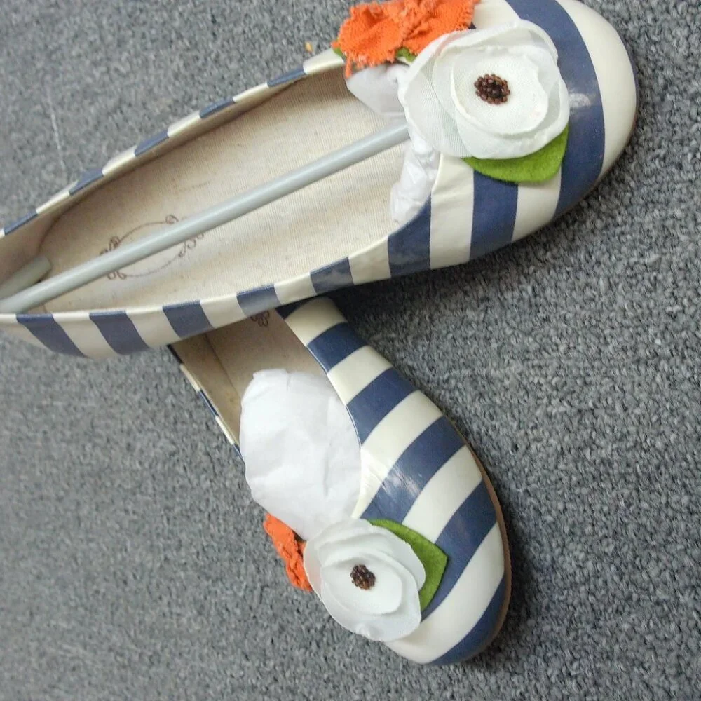 pumpkin striped skimmers shoes in blue and white floral